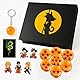 Set mit 7 Dragon Balls (1 bis 7 Sterne), Schlüsselanhänger, Aufkleber und Shenlong-Beschwörungskarte. Ideal für Sammler oder als Geschenk für Kinder. Dragon Ball-Set, entworfen in Spanien.