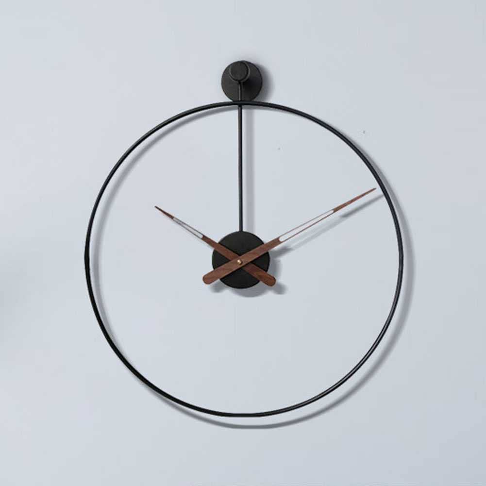Horloge murale en métal au style contemporain chic pour un salon raffiné
