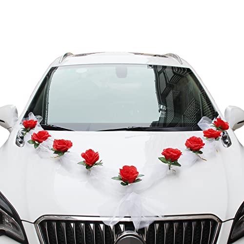 Décoration de voiture mariage chic avec guirlande de fleurs roses rouge et blanc
