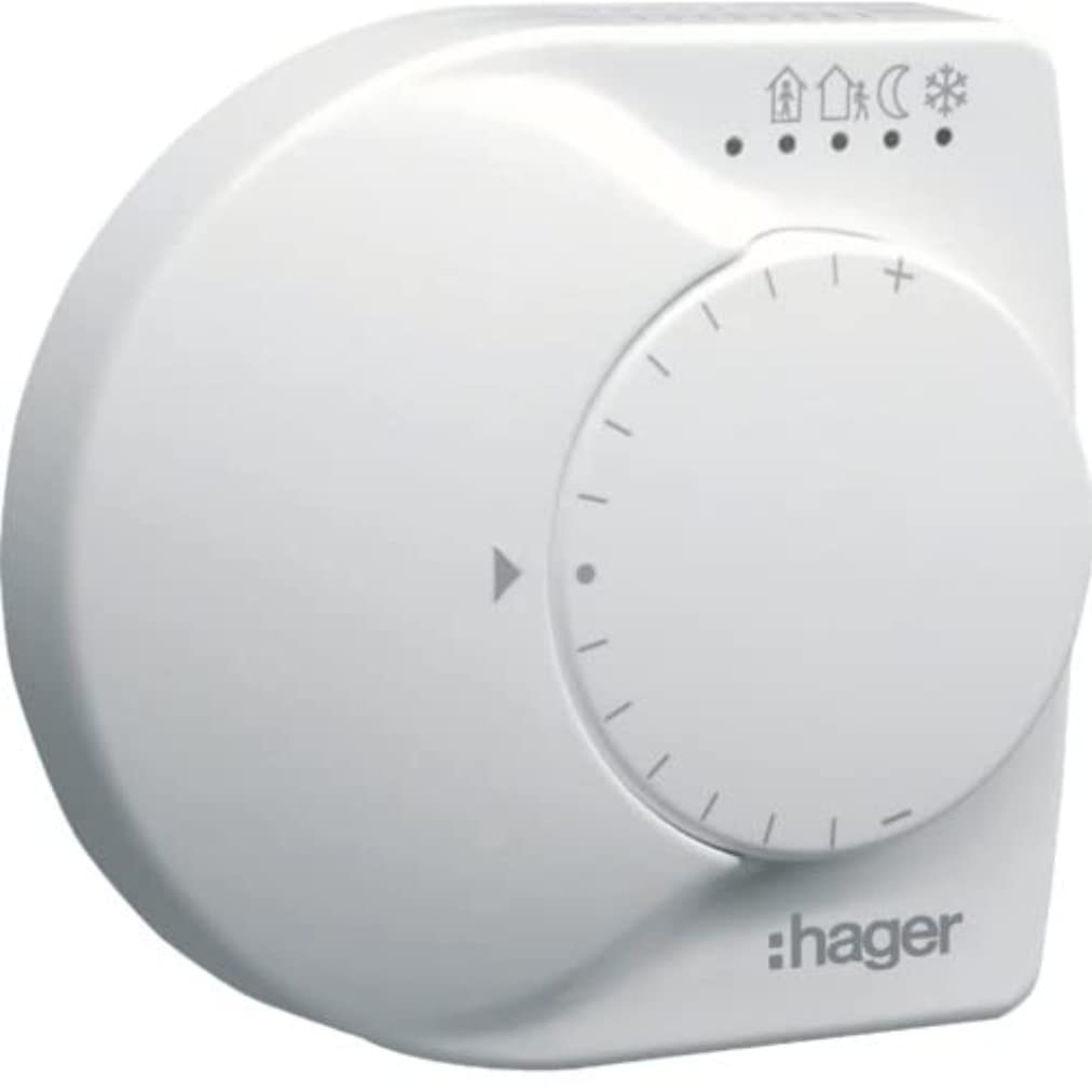 Thermostat d'ambiance blanc pour un salon chaleureux en hiver