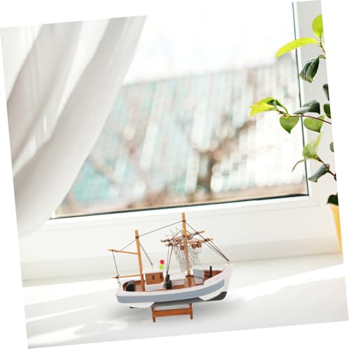 Barco de vela de madera para decorar un salón costero con un ambiente versátil y luminoso 8