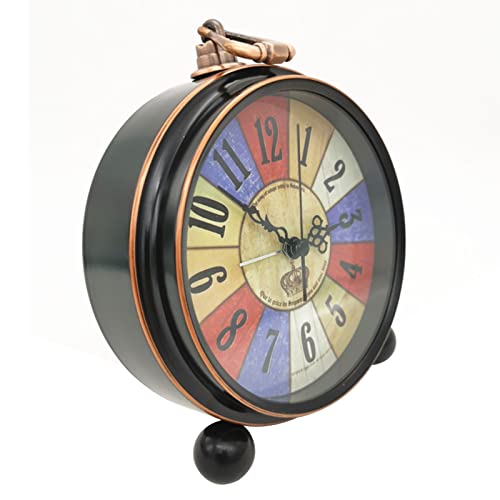 Despertador retro da personalidade da moda europeia ao lado do relógio de mesa de metal silencioso.