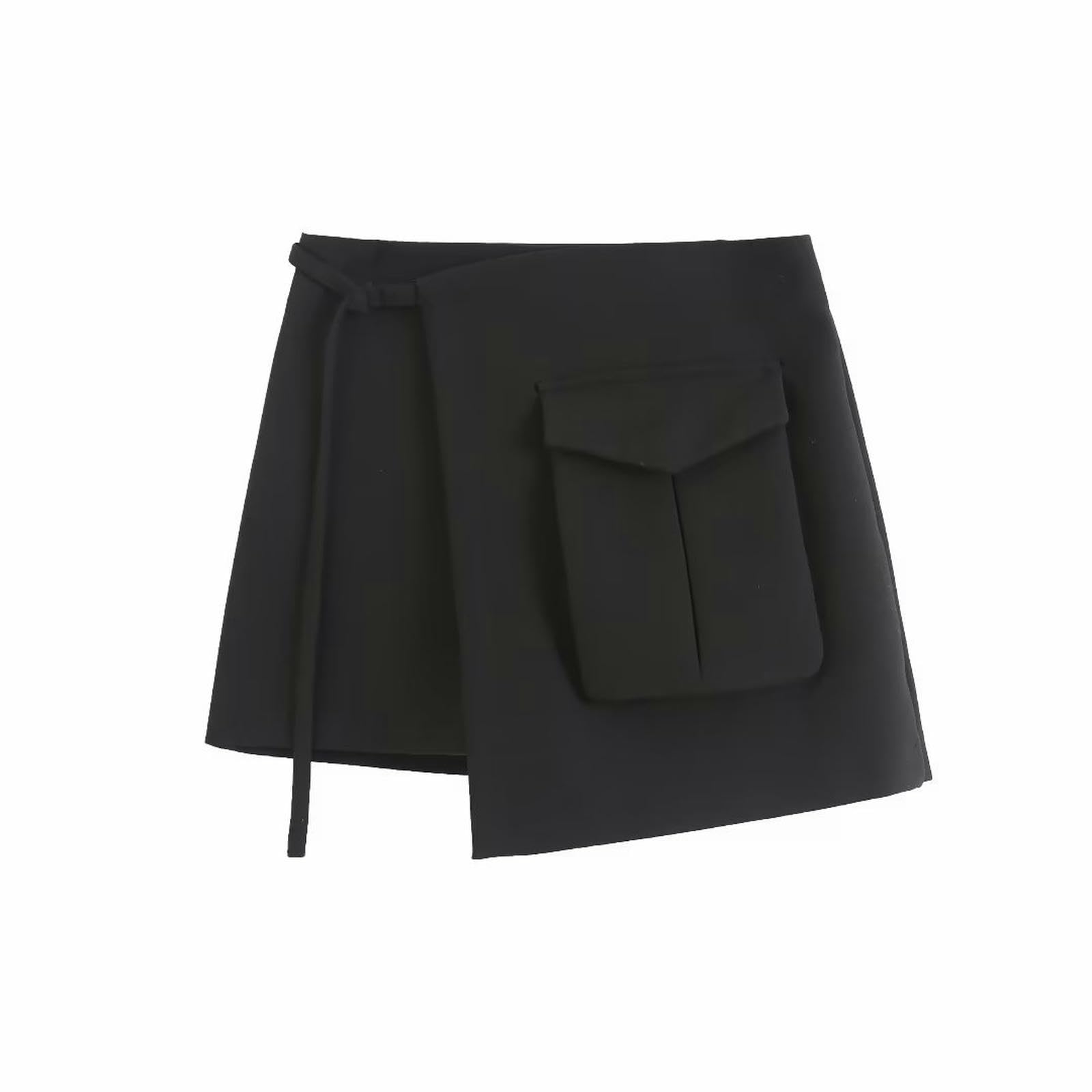 Jupe courte noire asymétrique idéale pour un look décontracté de printemps en terrasse