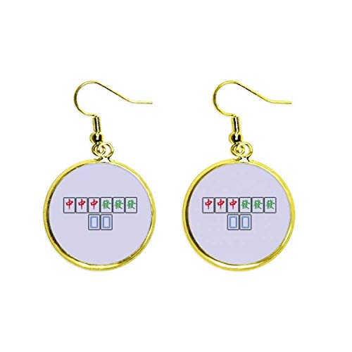 Pendientes de Mahjong dorados para resaltar tu look casual de tarde