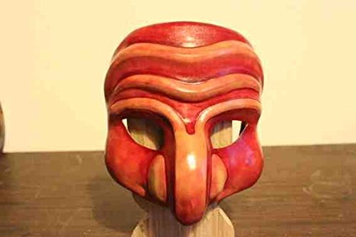 La parte interna delle maschere è stata trattata con ceralacca che si rivela particolarmente atta ad impedire che il cuoio assorba la sudorazione e lasci trasparire macchie sulla faccia esterna della maschera.
