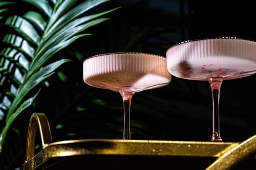 Coupe Prążkowane szklanki do koktajli w delikatnym różowym kolorze ze złotą krawędzią w stylu vinatge, art deco, 4 sztuki, 200 ml do szampana, espresso Martini, Cosmopolitan, Daiquiri, kryształowe