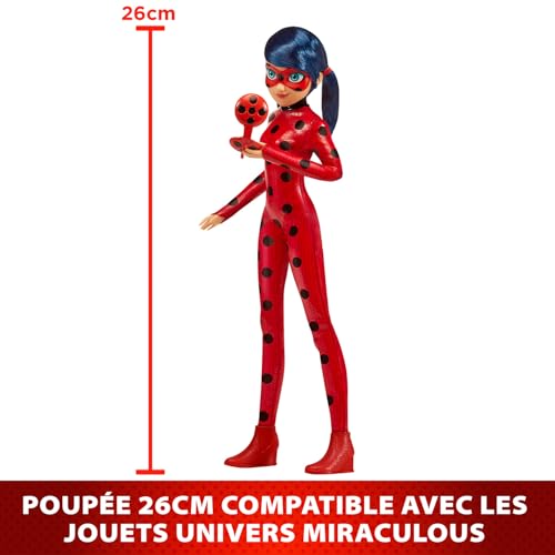 Bandai - Miraculous Ladybug - Poupée mannequin 26 cm - Ladybug avec son yoyo en mode téléphone - Nouveau costume effet vinyle - P50028