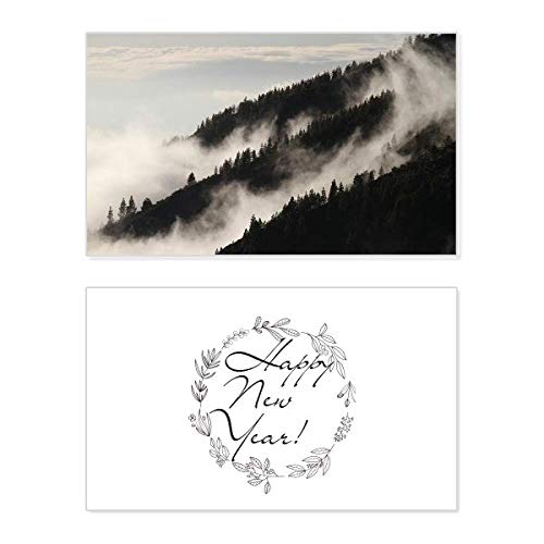 Tarjeta conmemorativa de Año Nuevo estilo bosque con niebla, nubes y cielo invernal