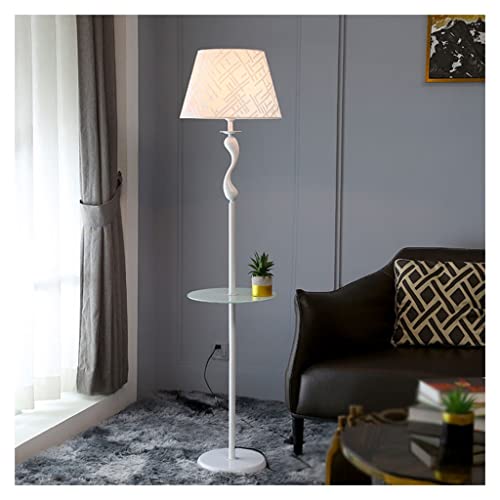 Lampadaire moderne en fer forgé avec étagères pour un salon chaleureux et cosy