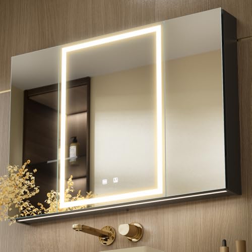 KWW LED Beleuchtetes Badezimmer Medizin Kabinett mit Spiegel, Farbtemperatur Einstellbar, Anti-Nebel Dimmbare Lichter, Steckdosen für USBs (3 Türen–100×70)