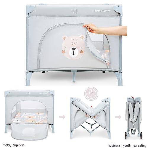 Moby-System Laufstall Baby mit Matratze & Feststellrädern - Faltbares Laufgitter 97 x 100 x 77 cm - Stabiler Rahmen, Anti-Rutsch-Pads, Teddy Bear Design (3 Teile)