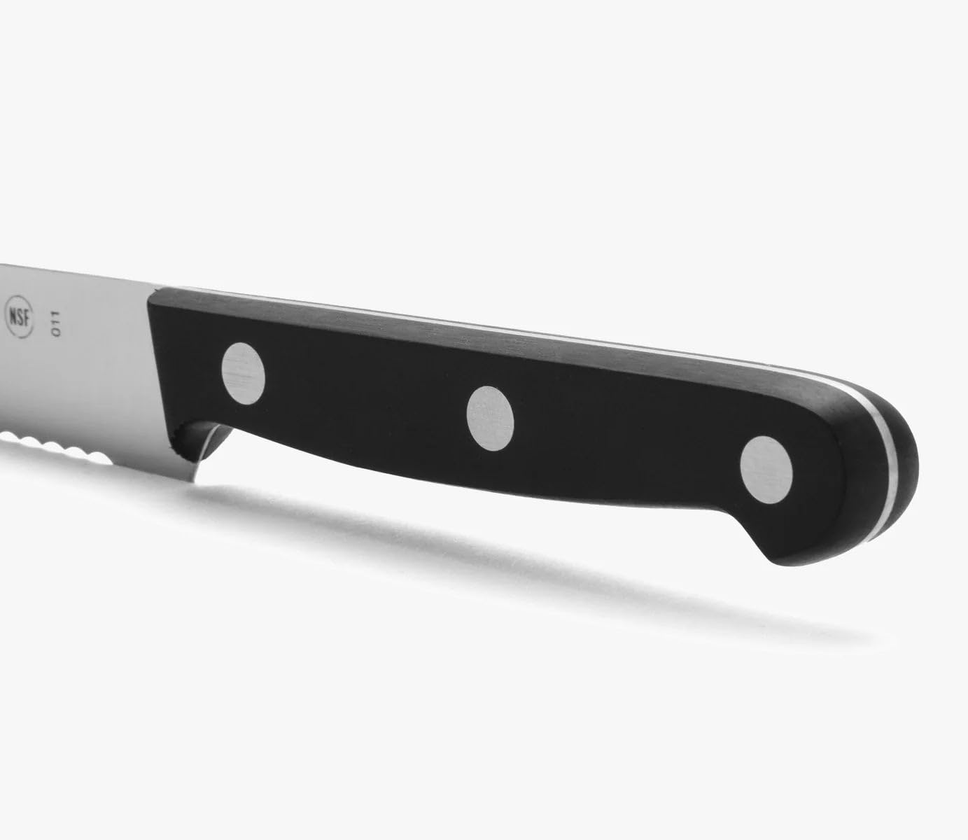 ARCOS Nożyce do parzenia i ze stali. Ząbkowany nóż do pomidorów do cięcia i siekania. Ergonomiczna rękojeść z i ostrze o długości 130 mm. Seria Uniwersalna. Kolor czarny.
