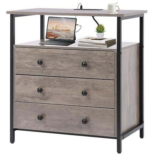 Edbuosy Mesita de noche con 3 cajones de madera, 27 pulgadas de ancho con estación de carga y cajones ajustables, mesita de noche para sala de estar, dormitorio, oficina, color gris.