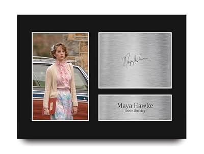 HWC Trading Maya Hawke Strange Hawkins Thing Robin Buckley Los Regalos Imprimieron La Imagen Firmada Del Autógrafo Para Los Fans De La Demostración De Serie De Televisión - A4 | Ya disponible en tu tienda friki favorita! En mundofriki.es!