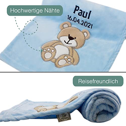 Cozy Racoon Babydecke bestickt mit Namen und Geburtsdatum | Weiche Kuscheldecke für Baby Jungen und Mädchen I Personalisiertes Geschenk zur Taufe, Geburt oder als Erstausstattung I Blaue Decke mit Bär