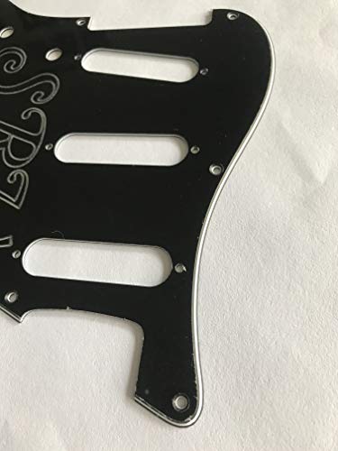 Pickguard pour guitare US Fender 57′ 8 vis SRV Logo Strat - Les Beatles, Paul McCartney, John Lennon, RIngo Starr, George Harrison Pickguard pour guitare US Fender 57' 8 vis SRV Logo Strat – Image 3