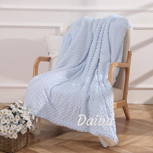 Couverture monogramme bébé bleue : fini les plaids trop petits !