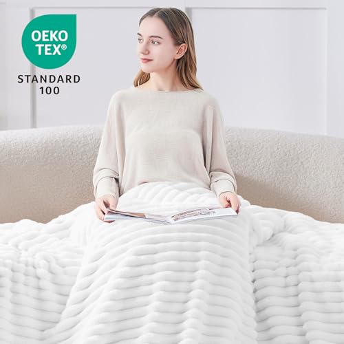 BEDELITE Kuscheldecke Flauschig Deko Decke für Bett, Weiß, 230x270 – Ansicht 2