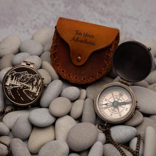 Brújula de Bolsillo de Latón Antiguo con Estuche de Cuero Grabado con Montañas y Caminos Regalo Vintage para Esposo, Padre miniatura 6