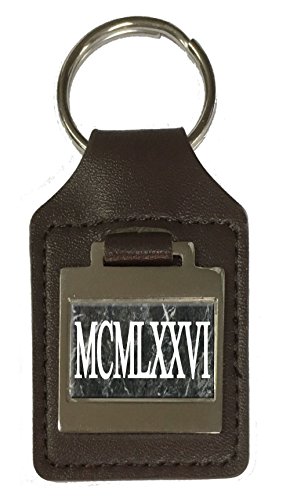 Porte-clés en cuir gravé 1976 : l'élégance vintage d'un accessoire haute qualité