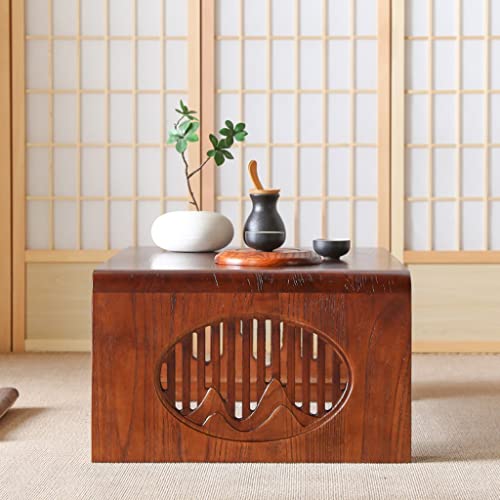 Table basse vintage pour optimiser l'espace sous une baie vitrée