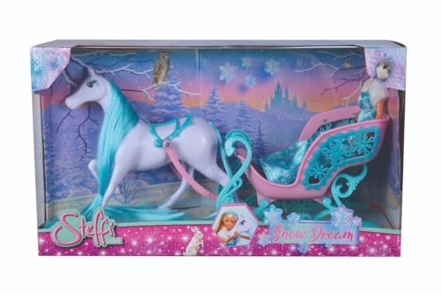 Steffi Love Ice Princess è pronta per vivere momenti da vera principessa con il suo lungo abito azzurro con cristalli di neve, un coprispalle di colore bianco e una coroncina azzurra tra i capelli