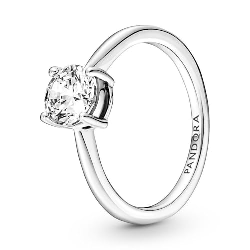 Rifinito a mano e realizzato in argento sterling 925, l’anello presenta sfavillanti pietre di zirconia cubica sollevate dall’incastonatura a griffe rispetto alla sottile fascia, decorata all’interno dal logo Pandora