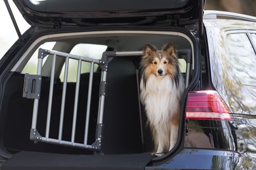 TRIXIE Hunde-Transportbox Aluminium in graphit – S: 48 × 56 × 61 cm, stabile und geräuscharme Hundebox mit abgeschrägten Seiten, Sicherheitsverschluss & rutschfester Liegematte – 39336