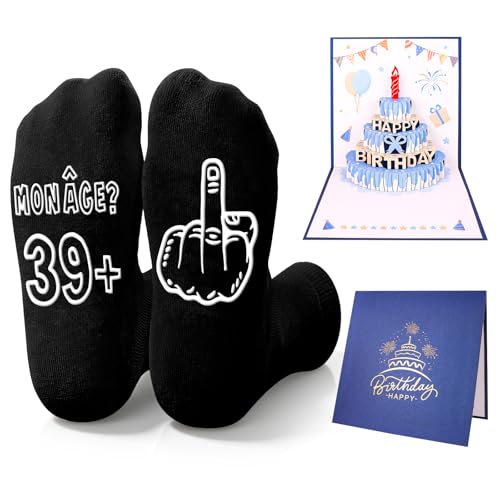 Image du produit : Bingtoo Cadeau Homme 40 Ans - Chaussettes Fantaisie Noires Antidérapantes « MON ÂGE ? » avec Carte Pop Up 3D Bleue - Cadeau Anniversaire Homme pour Mari, Papa, Frère, Ami