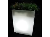 Material: Polietileno espeso rotomoldeado: resistente a los golpes, a los rayos UV y a las temperaturas extremas