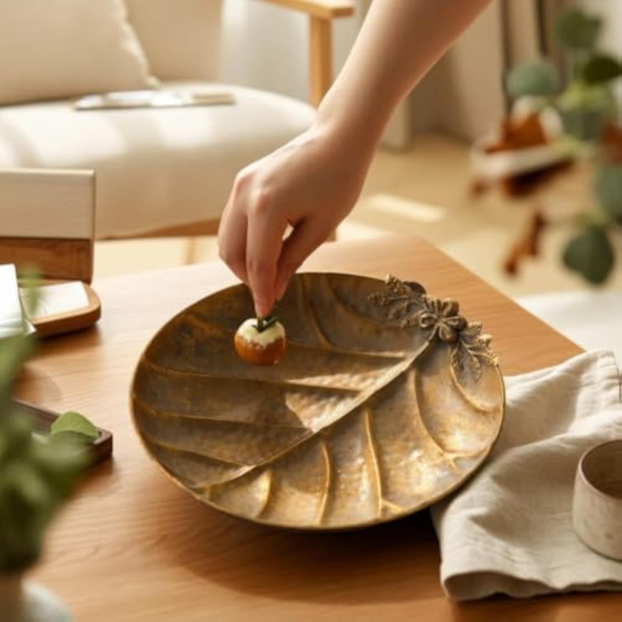 Vintage-Inspired Metal Tray with Leaf Pattern, Oval Design