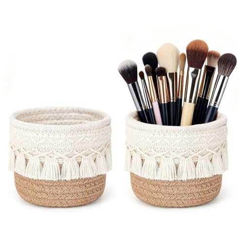 CHUANFU 2 Pièces Rangement Pinceaux Maquillage, 10 X 10 CM Mini Panier Tressé avec Pompons, Pot Pinceau Maquillage Bohème, Rangement Coiffeuse pour Ranger Peignes et Crayons