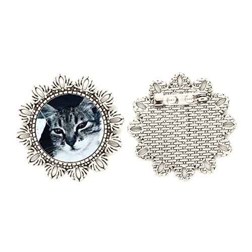 Broche de gato gris con flor de plata elegante ideal para vestidos
