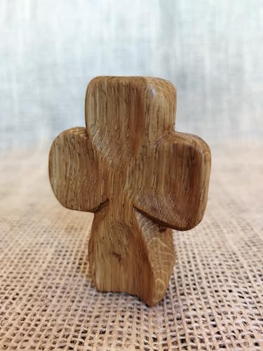 Croix en chêne artisanale, une sculpture sur bois unique chargée d'histoire et de foi