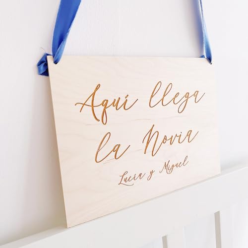 Miniatura 3 de Monamí - Cartel Personalizado Para Pajes De Boda. Cartel Ya Viene La Novia O Letrero Para Silla De Boda. Texto Personalizable Madera Natural. Disponibles Dos Medidas: 20x30 Y 30x40cm.