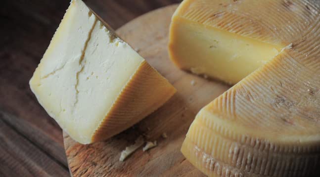 Queso de cabra semicurado de 2 a 2.5 kg: sabor tradicional español en tu hogar.