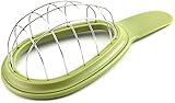 Nimm eine Avocado, schneide sie in zwei Hälften, drücke die entkernte Avocado zur Hälfte auf das rostfreie Gitter und drehe sie, um jedes Mal perfekte Avocado-Würfel zu erhalten.