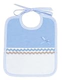 CARACTERÍSTICAS - En casa recibirás un babero bordado de suave y absorbente rizo de chenilla blanco, con una banda de Aida de 4,5 cm de altura y 55 agujeros, ideal para el punto de cruz. El tamaño del babero es de 19x20 cm; la banda de aida está abierta en la parte inferior y adornada con dos lazos de satén celeste, aplicados a ambos lados. El perfil del peto y el cierre son de piqué de algodón con cuadros azules y blancos.