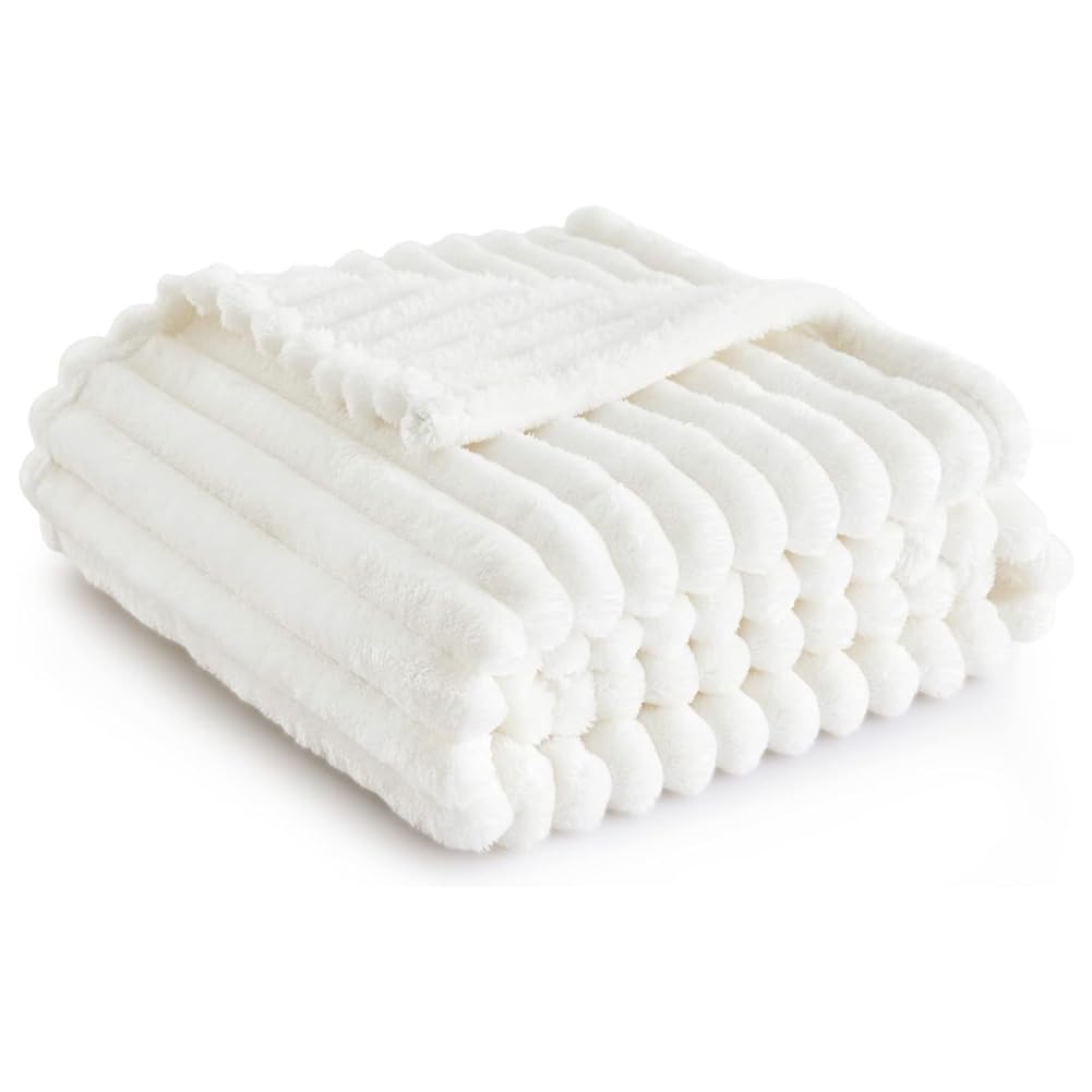 Jet de molleton blanc contre le froid sur le canapé et le lit de dortoir étudiant