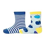 Frech buntes Doppelpack Söckchen in normaler Höhe von EWERS in dem beliebten GRAZIELA Design, ein Paar mit dem typischen Apfel in Blau auf Hellblauem Untergrund mit Zitronengelben Abschlüssen. die zweite Socke in schmalen Streifen in Blau Tönen gehalten. 