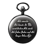 TASCHENUHR MIT KETTE, PERFEKT OUTFIT: Befestigt werden unsere Taschenuhren mit einer Kette. Die klassische Art sie zu tragen ist, z.B. bei einem Anzug mit Weste, in der Westentasche. Alternativ kann man die Uhr auch in der linken Brusttasche der Anzugsjacke oder in der Hosentasche tragen. Geeignete Wahl, um Ihrem Geliebten am Hochzeitstag oder am Valentinstag zu geben.