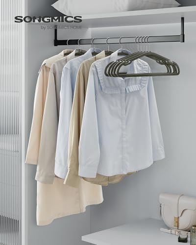 SONGMICS Kleiderbügel Samt, Bügel 50er Set, 43 x 21 cm, Samtbügel rutschfest, breite Schulterkerben, Stange für Hosen, 360° drehbarer Haken, platzsparend, für Garderobe, grau CRF039G02