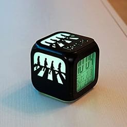 Réveil électronique 3D stéréo LED Veilleuse créative Beatles Abbey Road Réveil avec chargement USB pour cadeau d… - Les Beatles, Paul McCartney, John Lennon, RIngo Starr, George Harrison Réveil électronique 3D stéréo LED Veilleuse créative Beatles Abbey Road Réveil avec chargement USB pour cadeau d… – Image 6