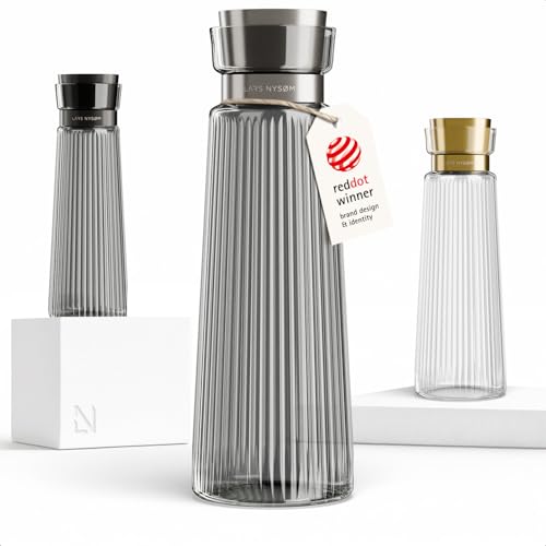 LARS NYSØM Caraffa per l’Acqua 1,5l con Coperchio in Acciaio Inox e Filtro | Elegante Caraffa in Vetro per Succo, Tè, Limonata | Brocca per Uso Quotidiano & Ospiti (Graphite/Steel, 1500ml)