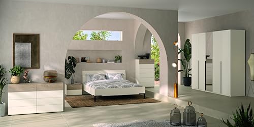 Spazi ben organizzati tra comfort e contenimento: il letto garantisce una zona riposo accogliente, mentre cassettiere e comodini gestiscono al meglio l’organizzazione quotidiana; l’armadio con specchio integra funzionalità e luminosità, migliorando la percezione dello spazio