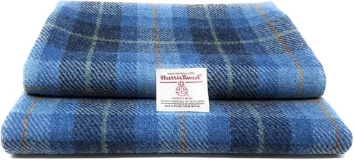Traditioneller Harris-Tweed-Stoff mit blauen Schottenkaro-Muster aus reiner Wolle mit...