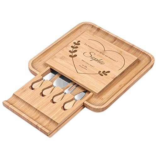 MAVERTON Planche à Fromage avec Gravure + Set de 4 Accessoires - Plateau en Bois gravé - 34x34cm - Cadeau d’Anniversaire - Accessoires pour Femme - Cœur