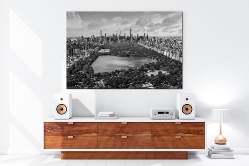 Ein Blick über den Central Park,eingebettet in die mächtige Skyline von New York,bei strahlendem Himmel.Format: 100x70 cm Effekt:Schwarz&Weiß als Leinwandbild,Motiv auf Echtholzrahmen,Digitaldruck