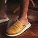 OLUKAI Mua'lli Herren Hausschuhe Premium Leder Slip On Schuhe Shearling Futter & Extra Wärme, Goldener Sand/Knochen, 46 EU