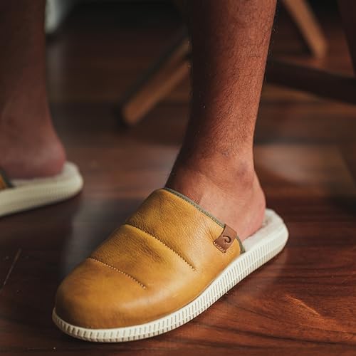 OLUKAI Mua'lli Herren Hausschuhe Premium Leder Slip On Schuhe Shearling Futter & Extra Wärme, Goldener Sand/Knochen, 46 EU